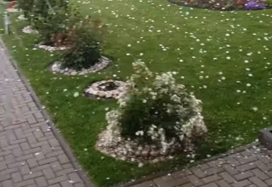 Pamje të breshërit që ra dje në Han të Elezit