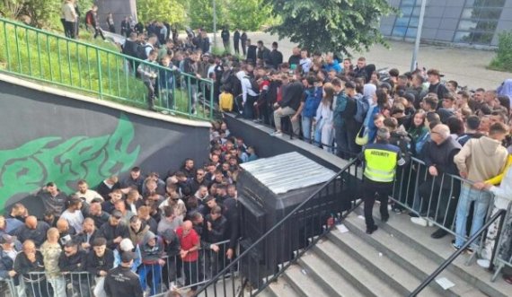 “Çmenduri” tifozësh në Mitrovicë, mijëra veta  e vërshuan pikën e shitjes së biletave në orët e hershme të mëngjesit