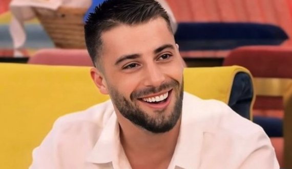 Meritoni takohet me djalin e tij, e publikon fotografinë