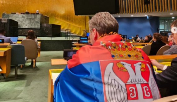 Vuçiq mbështillet me flamur: Krenar për Serbinë time