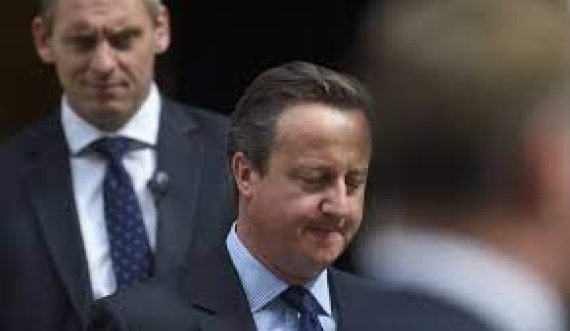 David Cameron paprimas detyrohet ta  ndërpret vizitën, largohet me urgjencë nga Tirana pasi e thirrën në Londër
