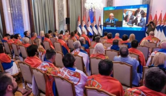 Zyrtarë të Qeverisë e Parlamentit serb mbështillen me flamuj si Vuçiqi