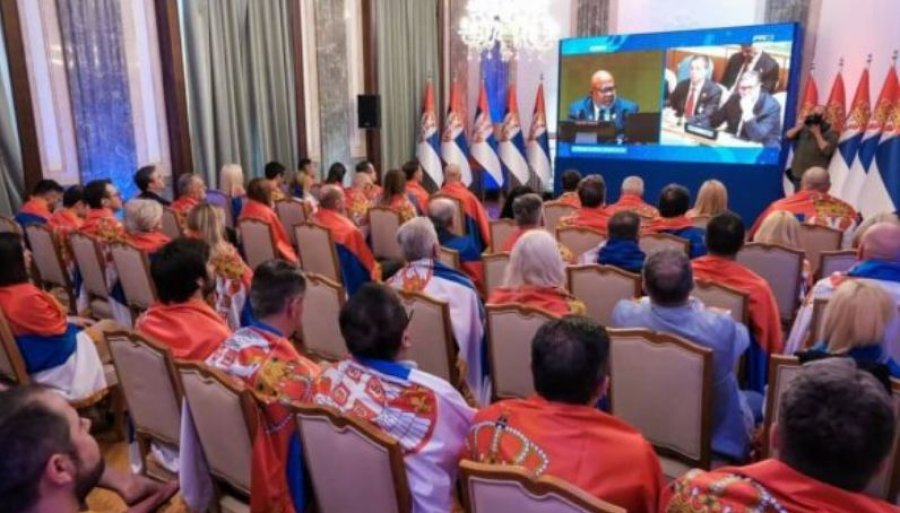 Zyrtarë të Qeverisë e Parlamentit serb mbështillen me flamuj si Vuçiqi
