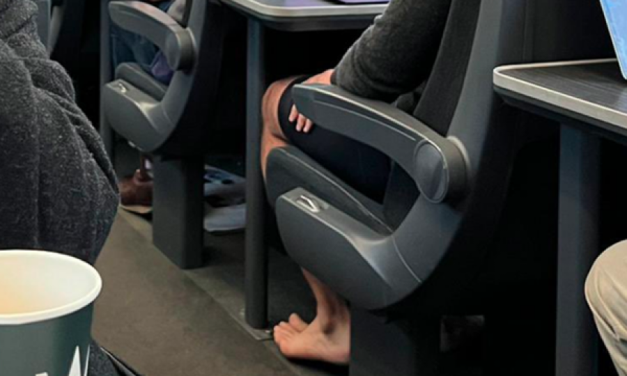 Ministri britanik shihet i zbathur në tren