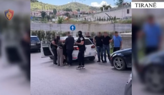 Sekuestrohen 10 armë zjarri në Tiranë, 4 të arrestuar nga Kosova