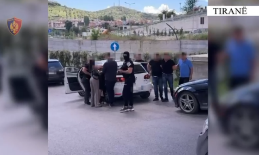 Sekuestrohen 10 armë zjarri në Tiranë, 4 të arrestuar nga Kosova