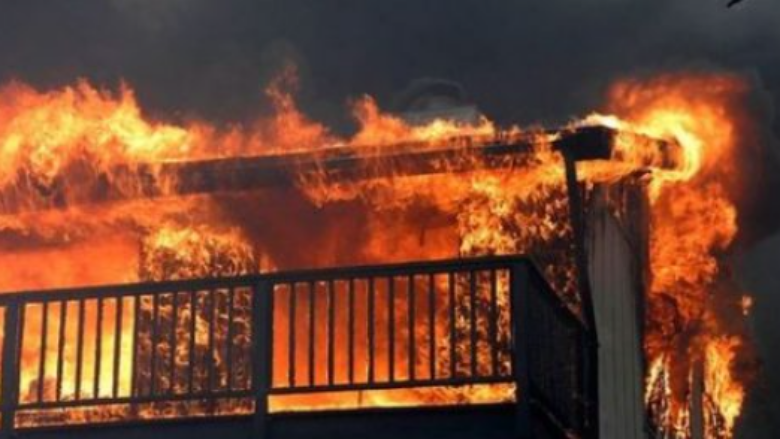 Lipjan: Përfshihet nga zjarri një kamionetë dhe pullazi i shtëpisë