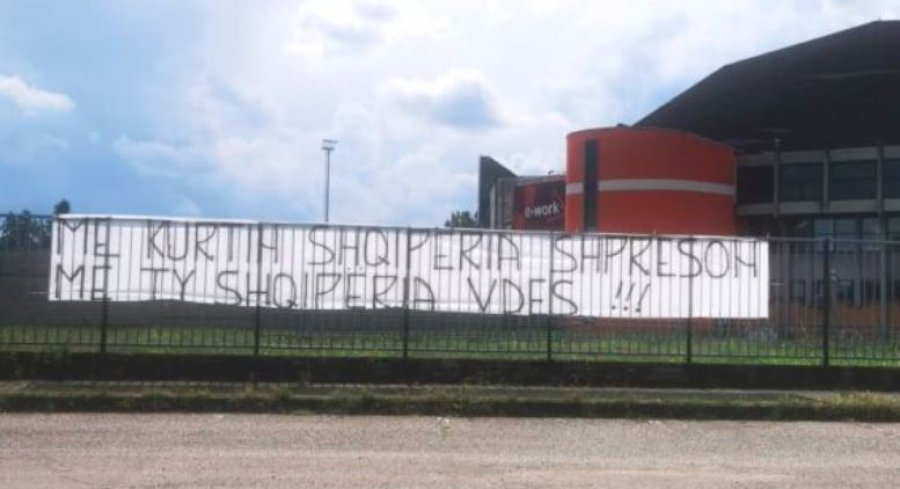 Pankarta kundër Edi Ramës: Me Kurtin Shqipëria shpreson, me ty vdes