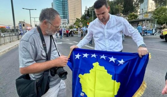 Gazetarit izraelit i dhurohet flamuri i Kosovës, pasqyroi masakrën e Reçakut