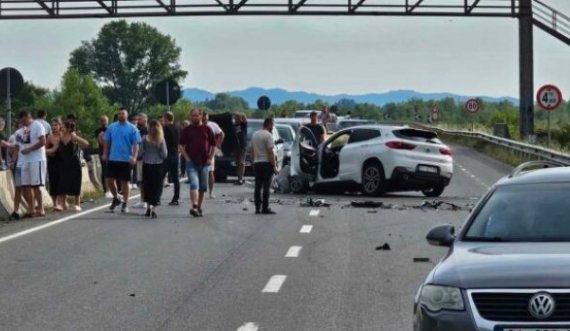 Dy vetura me targa të Kosovës aksidentohen në Shqipëri