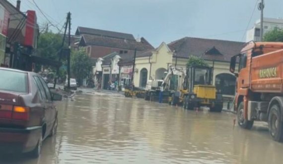 Për shkak të shiut rrugët e Podujevës janë mbuluar nga uji 