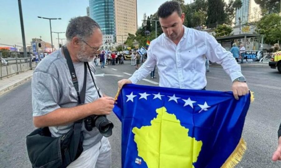 Gazetarit izraelit i dhurohet flamuri i Kosovës, pasqyroi masakrën e Reçakut