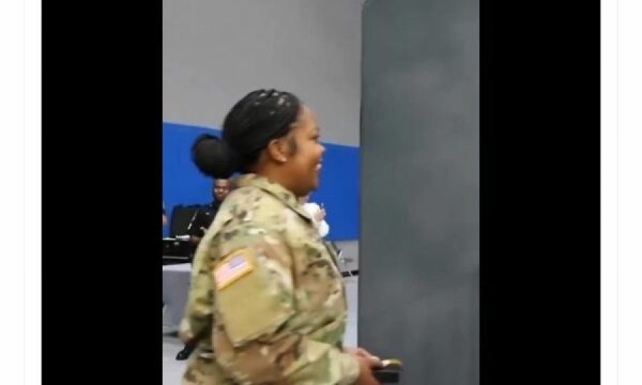 Pamje emocionuese: Nëna që shërben në Kosovë në kuadër të KFOR-it amerikan, i shkon ditën e diplomimit djalit në amfiteatrin e Universitetit  