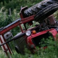 Vdes një person pasi u godit nga traktori
