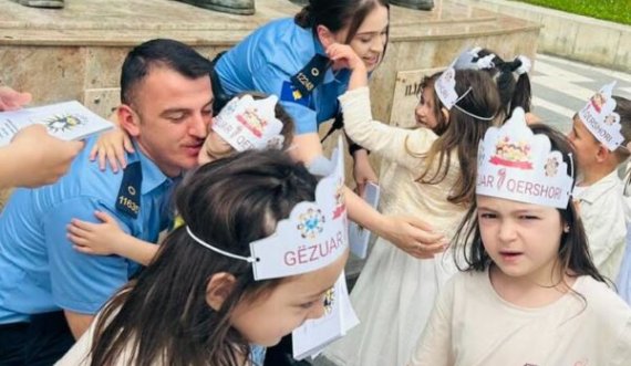 Në prag të ditës së tyre policia e Kosovës feston me fëmijët 