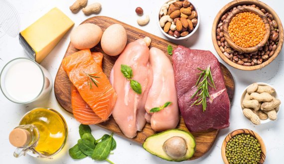 Çfarë ndodh me organizmin kur konsumoni shumë proteina?