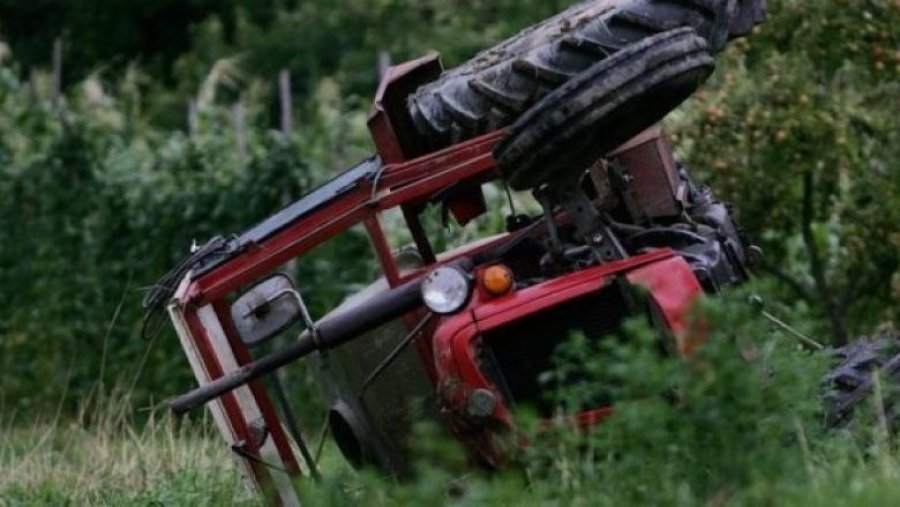 Vdes një person pasi u aksidentua derisa po punonte me traktor