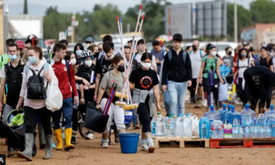 Mijëra njerëz shkojnë në Valencia për të ndihmuar në pastrim pas përmbytjeve