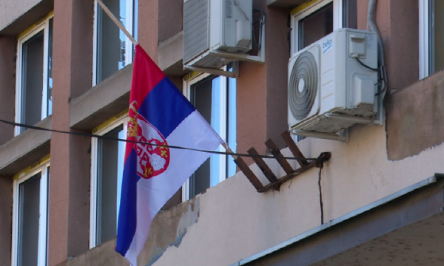Në disa komuna me shumicë serbe në Kosovë flamujt serbë ulen në gjysmështizë