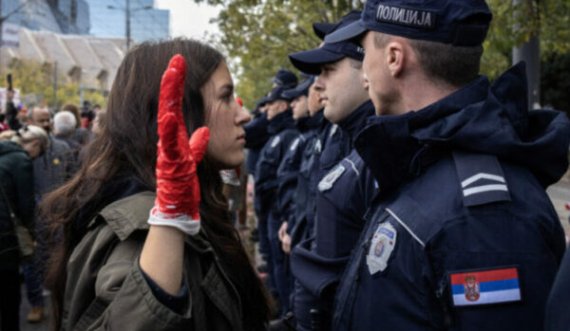 Qindra protestues kërkojnë përgjegjësi prej autoriteteve në Beograd