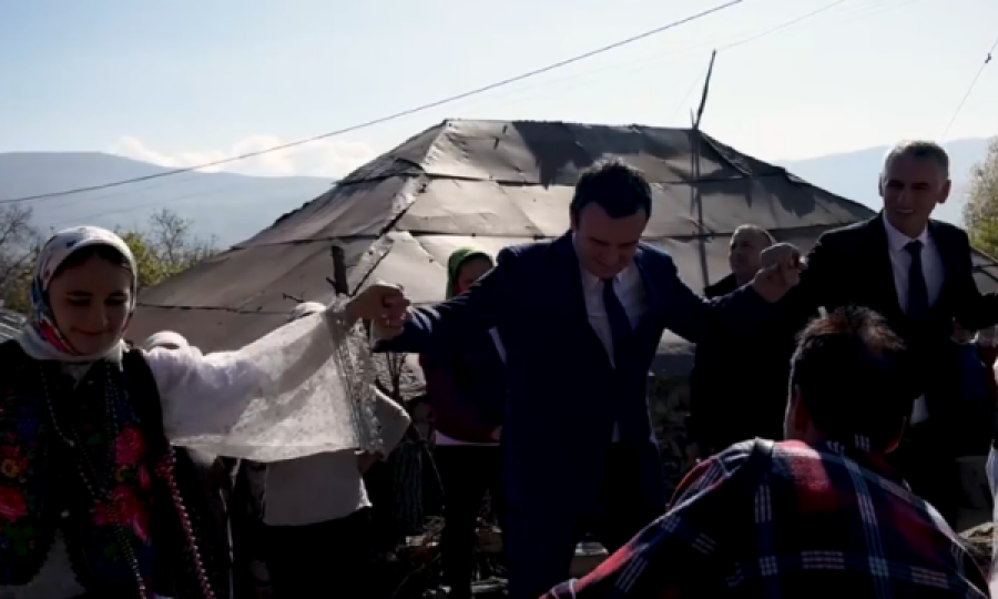 Kurti hyn në valle pas përurimit të një rruge e cila lidh fshatrat e Kosovës me ato të Shqipërisë