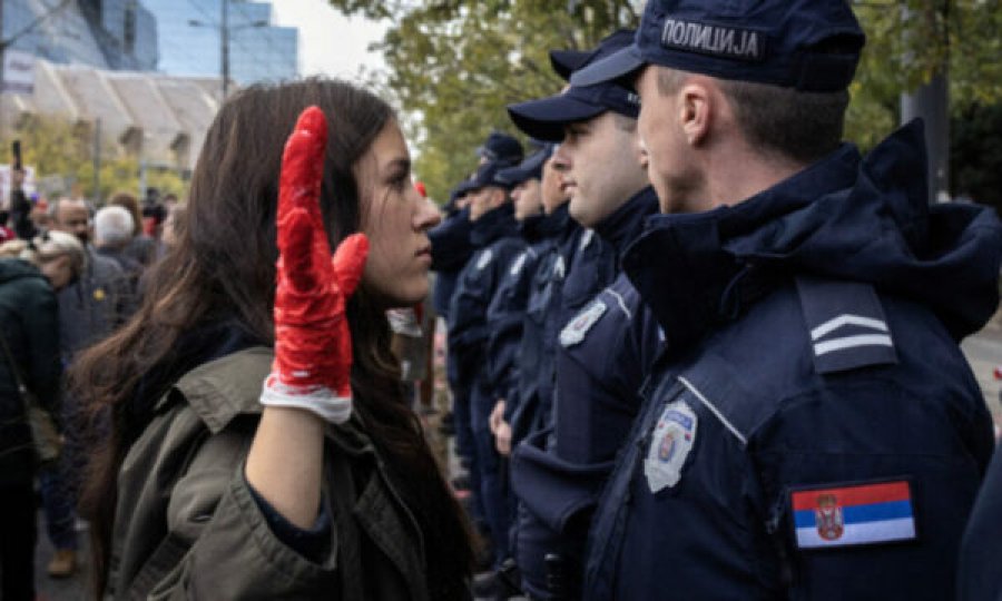 Qindra protestues kërkojnë përgjegjësi prej autoriteteve në Beograd