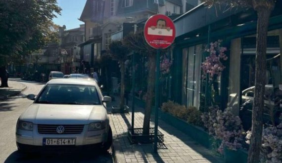 Kush i vendosi posterët e Kurtit nëpër rrugët e Prishtinës?