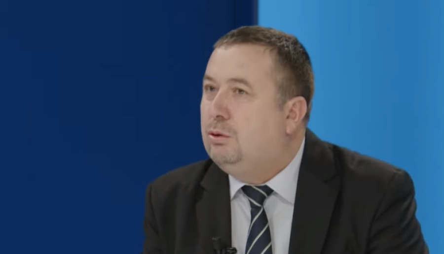Latifi: 26 vjet më parë baballarët puthnin emblemën e NATO’s, sot bijtë e nipat e tyre shajnë e pshtyjnë Amerikën