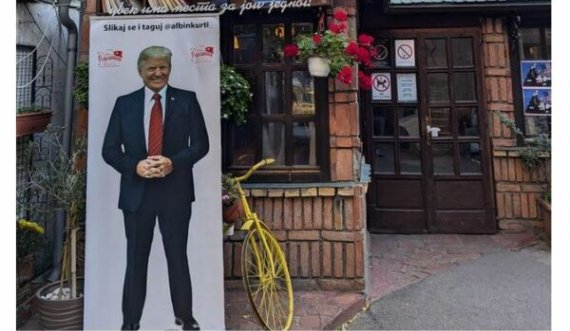 Një kafene në Beograd vendos foton e Trumpit: Fotografohuni dhe bëjeni tag Kurtin