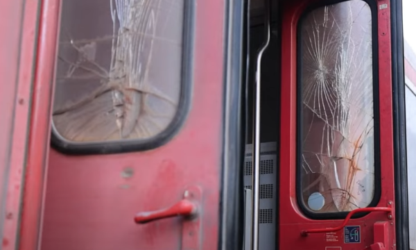 Treni i linjës Prishtinë-Pejë është sulmuar me gurë 