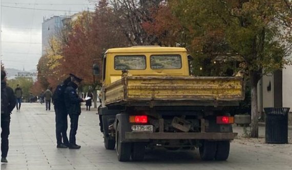 Policia gjobit shoferin pasi hyri me kamionetë në shesh