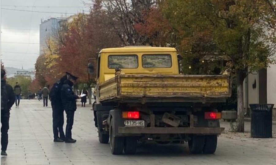 Policia gjobit shoferin pasi hyri me kamionetë në shesh