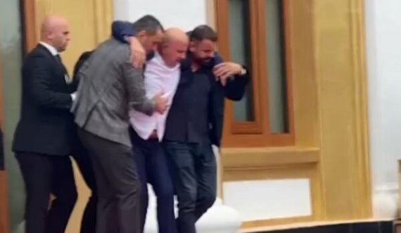 Deputeti i njohur shqiptar dërgohet me urgjencë në spital