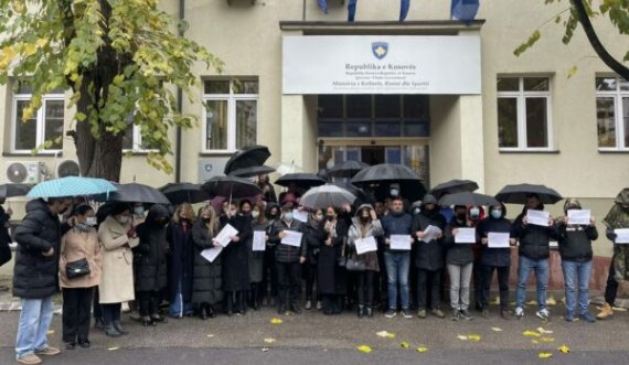 Pas rrahjes në ministrinë e Hajrulla Çekut, protestojnë punëtorët