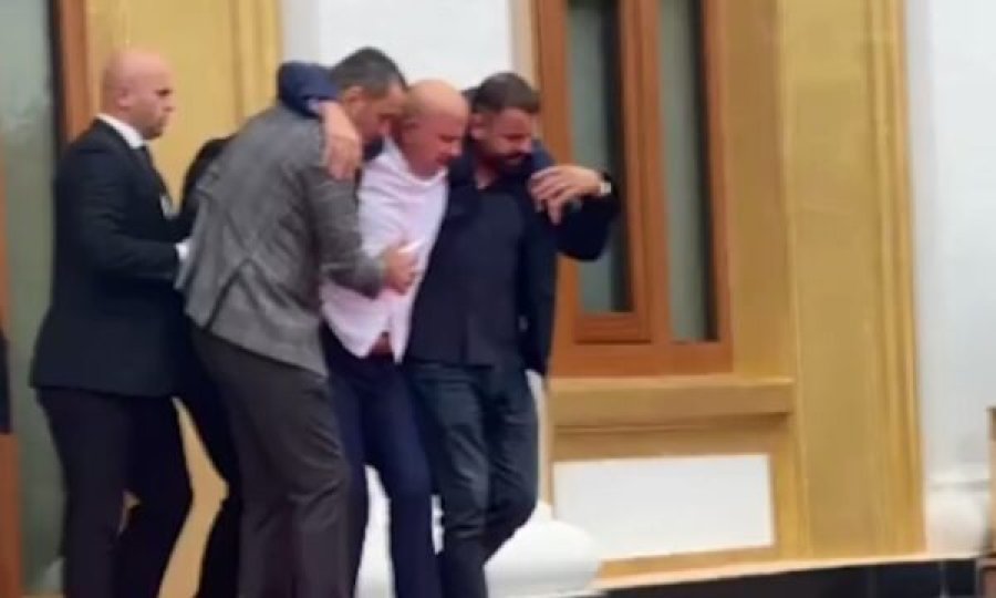 Deputeti i njohur shqiptar dërgohet me urgjencë në spital