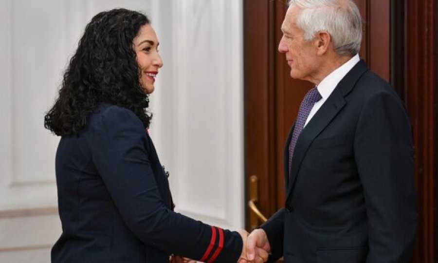 Vjosa Osmani takohet me gjeneralin Clark