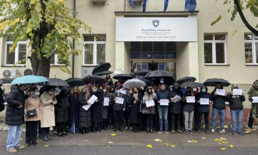 Pas rrahjes në ministrinë e Hajrulla Çekut, protestojnë punëtorët