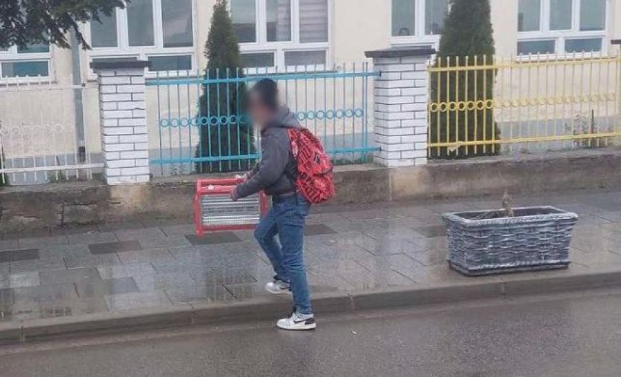 Një nxënës kosovar shkon në shkollë me ngrohëse elektrike