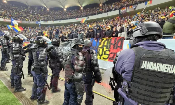 Disa tifozë rumunë protestojnë kundër vendimit të UEFA-s
