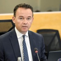 Raportohet se hetuesve policorë që po e hetonin Pecin për korrupsion iu kanë punësuar gratë në ministri