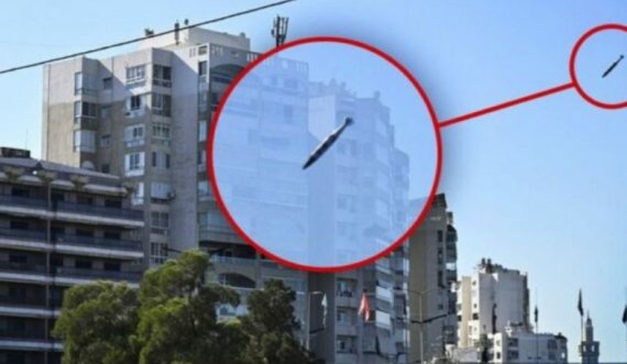 Publikohet momenti kur raketa izraelite goditi një ndërtesë