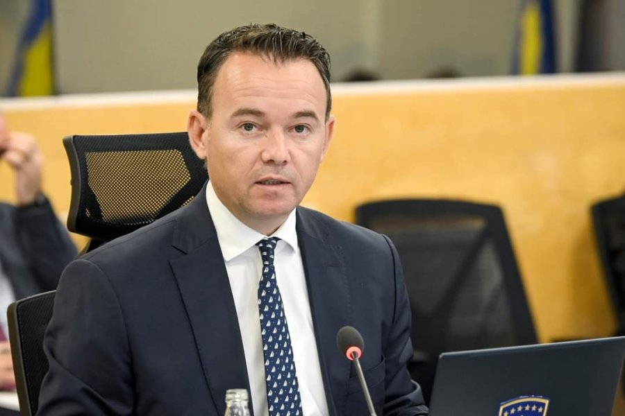 Ministria që drejtohet nga Peci ka dhënë një tender në vlerë të 6 mijë eurove për pastrim të veturave