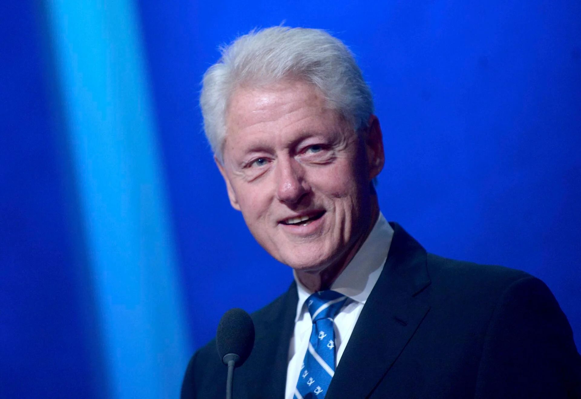 Bill Clinton nderohet me çmimin 'Paqebërësi i Shekullit'
