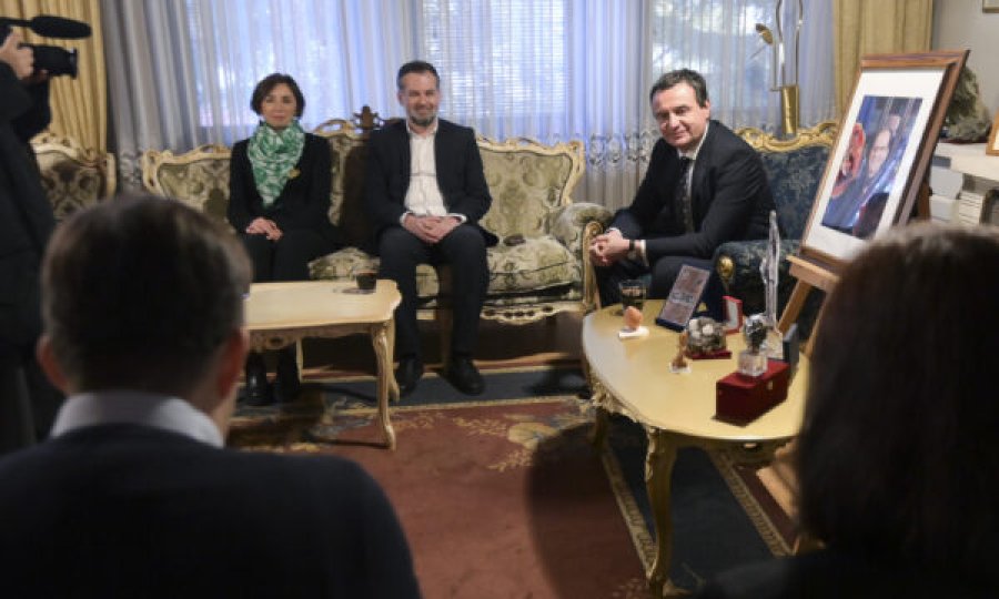 Kurti e Çeku vizitojnë rezidencën e Ibrahim Rugovës 