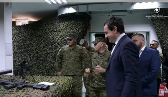 Albin Kurti viziton depon ku mbahet armatimi i FSK-së