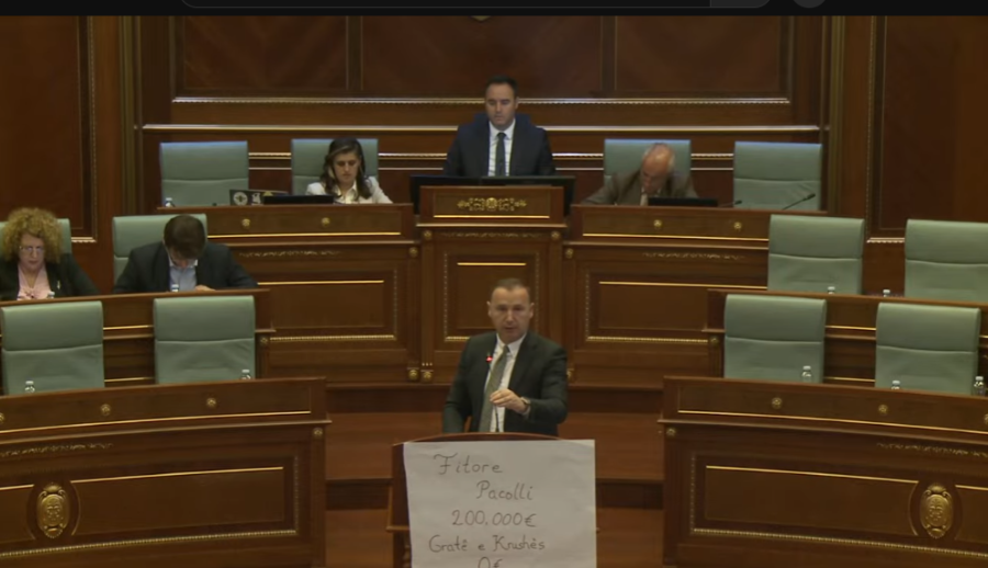 Në Kuvend shfaqet pankarta: Fitore Pacolli 200,000 euro, gratë e Krushës 0 euro