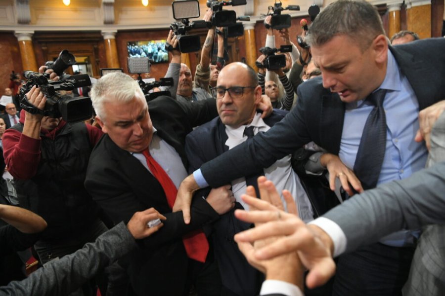 Moment nga përleshja mes deputetëve në Kuvendin e Serbisë