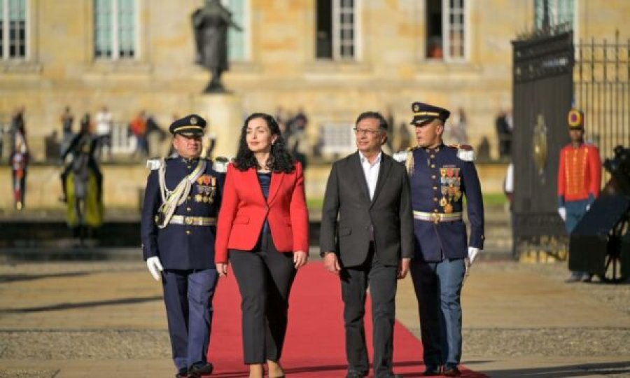 Vjosa Osmani pritet me nderime të larta ushtarake nga presidenti i Kolumbisë