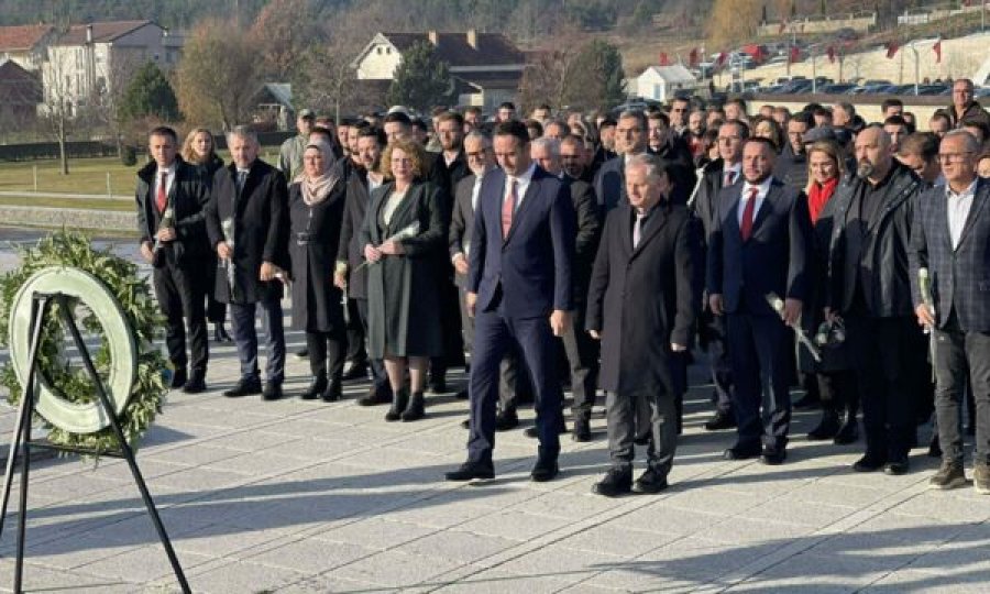 Konjufca dhe ministrat përkulen para varreve të familjes Jashari