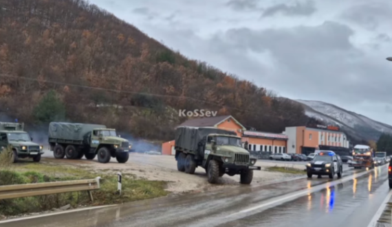 Një numër i automjeteve të KFOR-it janë larguar nga Zubin Potoku